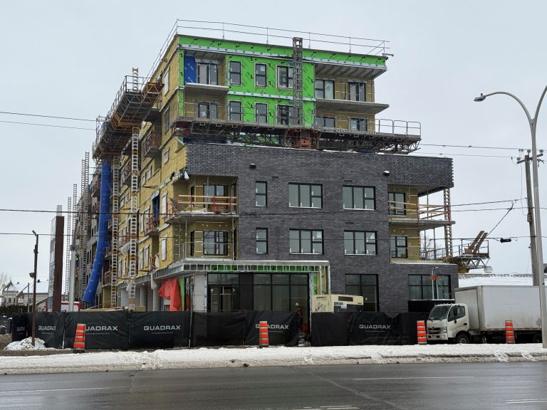 Imbroglio autour du financement de 117 logements sociaux et abordables En chantier depuis bientôt un an, cet immeuble de 117 logements sociaux et abordables au 245, boulevard Curé-Labelle dans Sainte-Rose est toujours en attente d’un financement public de 49 M$.