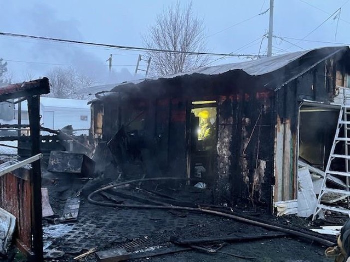 Le feu a lourdement endommagé un cabanon sur la rue Ducharme, à Saint-François, le dimanche 7 décembre. (Photo gracieuseté)