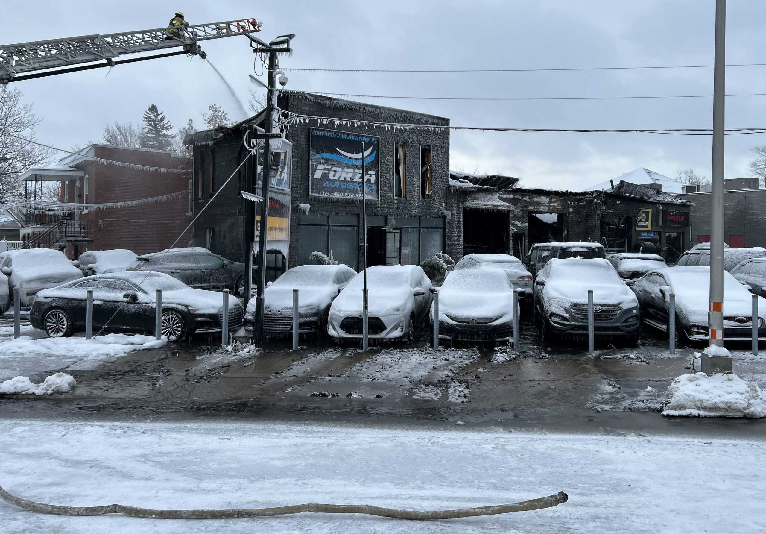 Une pelle mécanique sera nécessaire pour enlever les décombres de ce qui reste du concessionnaire automobile Forza Autogroup situé sur le boulevard du Curé-Labelle, à Chomedey. (Photo gracieuseté)