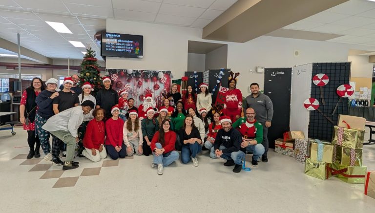 Des étudiant.e.s du Collège Letendre ont accueilli des familles lavalloises à une fête de Noël. (Photo gracieuseté)