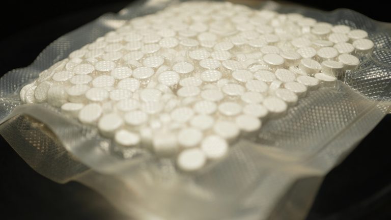 8136 arrestations et 386 kilos de fentanyl saisis en 5 mois au Canada La Sûreté du Québec et la Gendarmerie royale du Canada ont dévoilé le bilan de la Campagne 2.0 ciblant le trafic de fentanyl qui s’est déroulée du 20 mai au 31 octobre 2025. (Photo gracieuseté – Depositphotos)