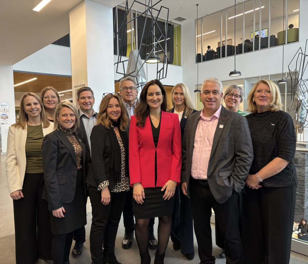 Équipes du Collège Montmorency et de la Fédération des cégeps dans le cégep lavallois, en novembre. (Photo gracieuseté)