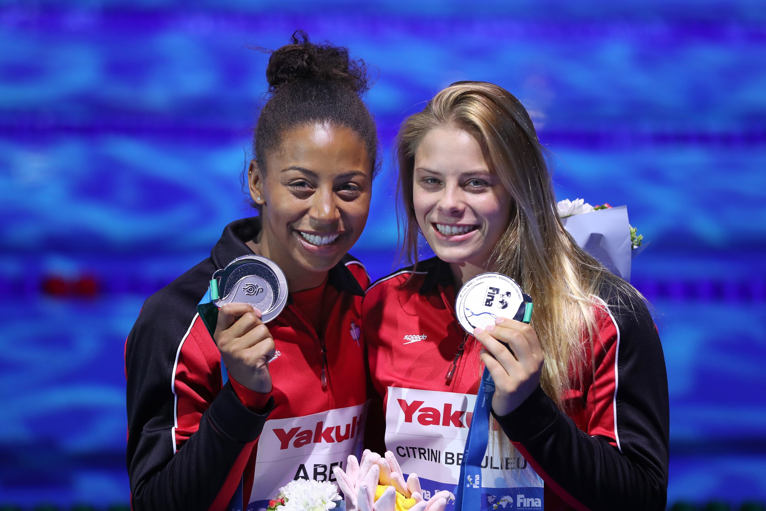 Jennifer Abel et sa coéquipière Mélissa Citrini-Beaulieu avec une médaille d'argent obtenu à des Championnats du monde. Elles ont aussi remporté l'argent ensemble aux Jeux olympiques de Tokyo 2020. (Photo gracieuseté – Plongeon Canada)