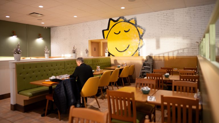 Aperçu du nouveau décor du restaurant Cora établi à Chomedey. (Photo gracieuseté)