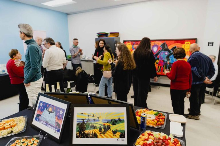 Une exposition collective d’œuvres produites dans le cadre du projet Racines plurielles, à la bibliothèque Joséphine-Marchand, est visitable jusqu’au 30 janvier (photo gracieuseté – Gabriel Fournier)