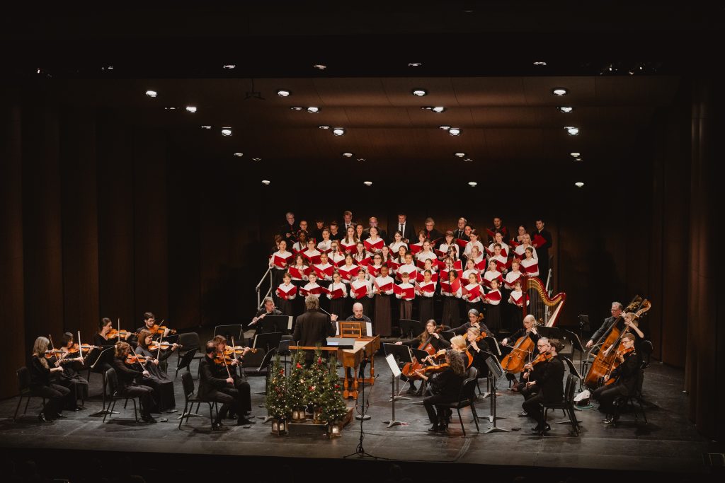 L’OSL, la famille Patenaude, Quartom et les Voix d’Elles lors du concert de Noël du 10 décembre. (Photo gracieuseté - Gabriel Fournier)