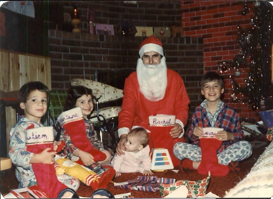 La famille Patenaude lors d’un Noël passé dans la maison familiale de Laval-des-Rapides. (Photo gracieuseté)
