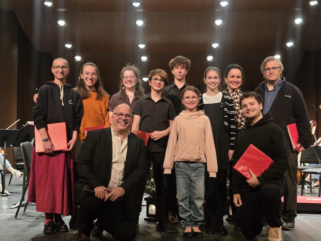 Plusieurs membres de la famille Patenaude lors d’une répétition en vue du concert. (Photo 2M.Média – Corinne Prince)