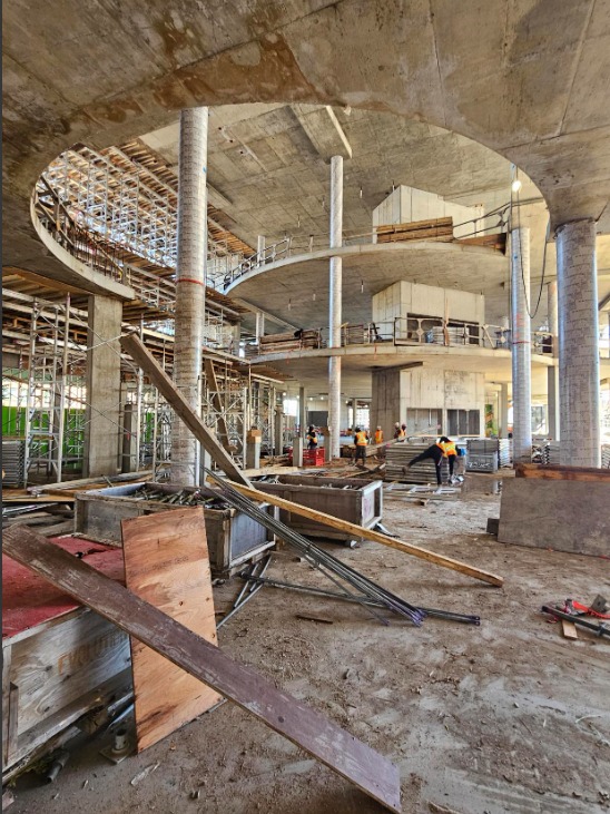 Voici une photo croquée par l’équipe œuvrant sur le site en novembre. Les travailleurs impliqués dans le projet besognent selon le mode conception-construction, une façon de faire plutôt unique pour un bâtiment institutionnel de cette envergure. (Photo gracieuseté)