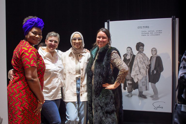 Une Lavalloise crée une exposition appelant à la solidarité féminine Sophie Chainel (deuxième personne à partir de la gauche) aimerait prolonger Sisters en transformant l’initiative en exposition itinérante, en organisant de nouvelles représentations du spectacle et même en l’utilisant à titre d’outil de médiation et de formation sur l’équité en entreprise. (Photo gracieuseté)