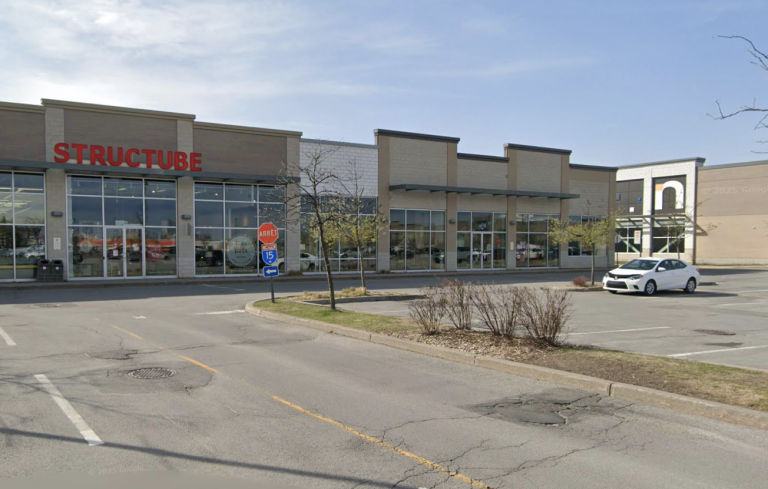 Le nouveau point de service de la SAAQ et de CAA-Québec sera situé au Quartier Laval, à proximité des succursales de Dollarama et Structube. (Capture d'écran - Google Maps)