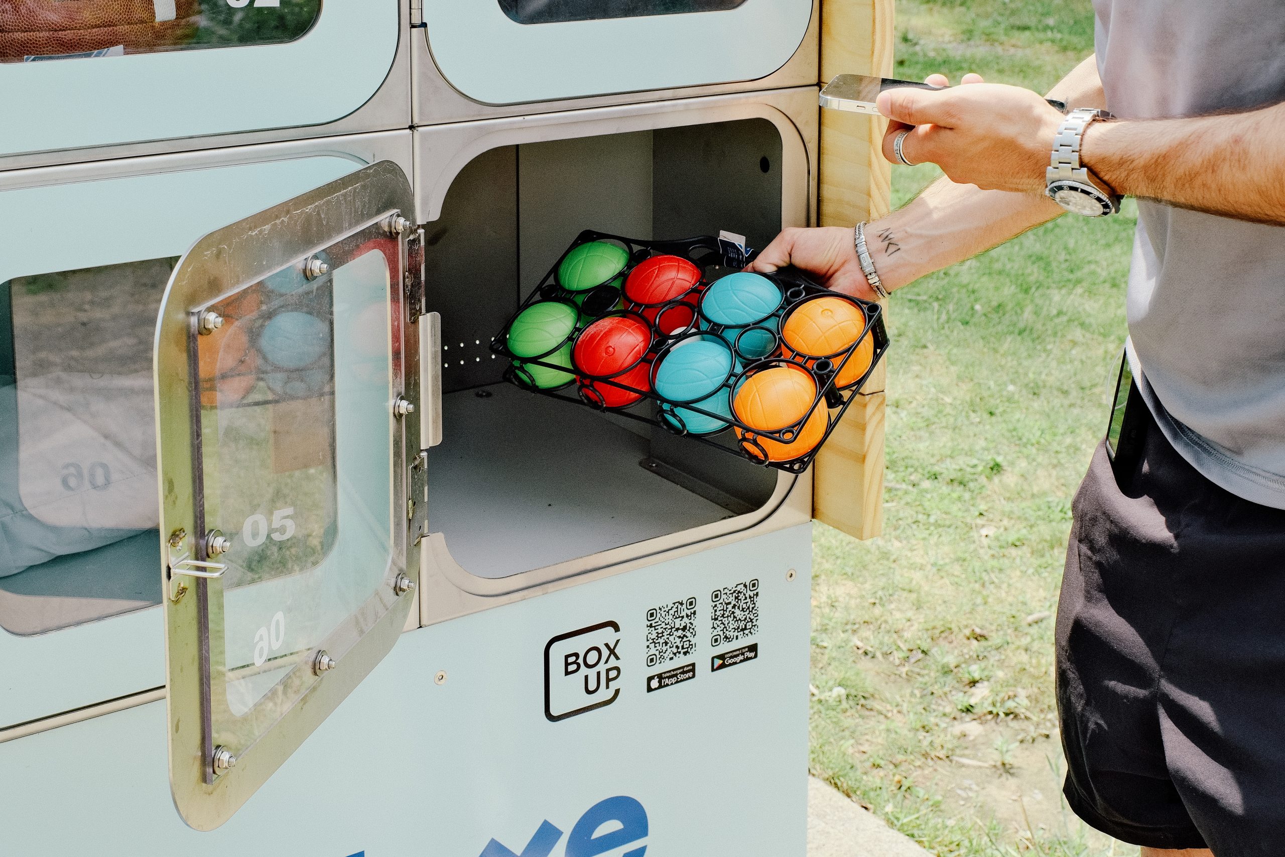 Les ballons de basketball et de soccer, de même que les raquettes de tennis de table et de pickleball, font partie des équipements les plus empruntés dans les casiers connectés BoxUp. (Photo gracieuseté)