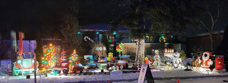 Mario Gauthier a investit plus de 1000 heures dans la conception, la fabrication et l'installation de ses décorations de Noël. (Photo gracieuseté)