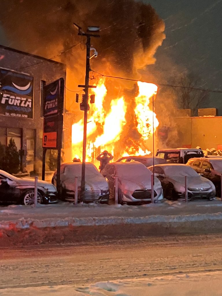Le concessionnaire Forza Autogroup rasé par un 2e feu suspect en 2 jours à Laval Le commerce automobile Forza Autogroup a été visé par un feu hautement suspect qui en a fait une perte totale dans la nuit du jeudi 11 décembre. (Photo gracieuseté)