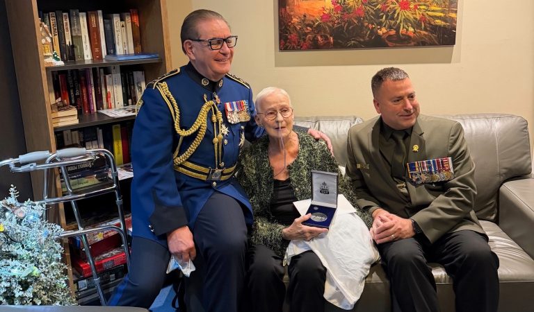 Ex-orthopédagogue à la retraite, Helen Tremblay a reçu la Médaille des aînés des mains de deux représentants de la Lieutenante-Gouverneure du Québec, Jacques Duchesneau et Guy Chapdelaine. (Photo gracieuseté)