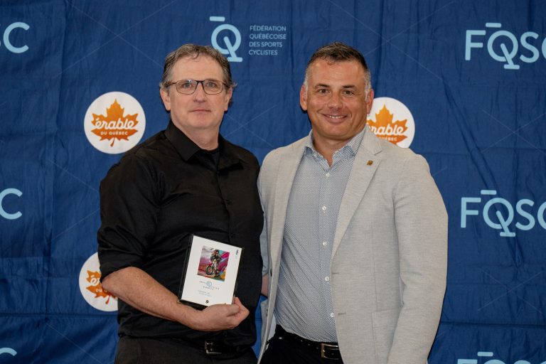 Nicolas St-Pierre, à gauche, lors de la remise de son prix de commissaire de l'année dans la catégorie BMX lors du Mérite cycliste québécois 2025. (Photo gracieuseté - FQSC)