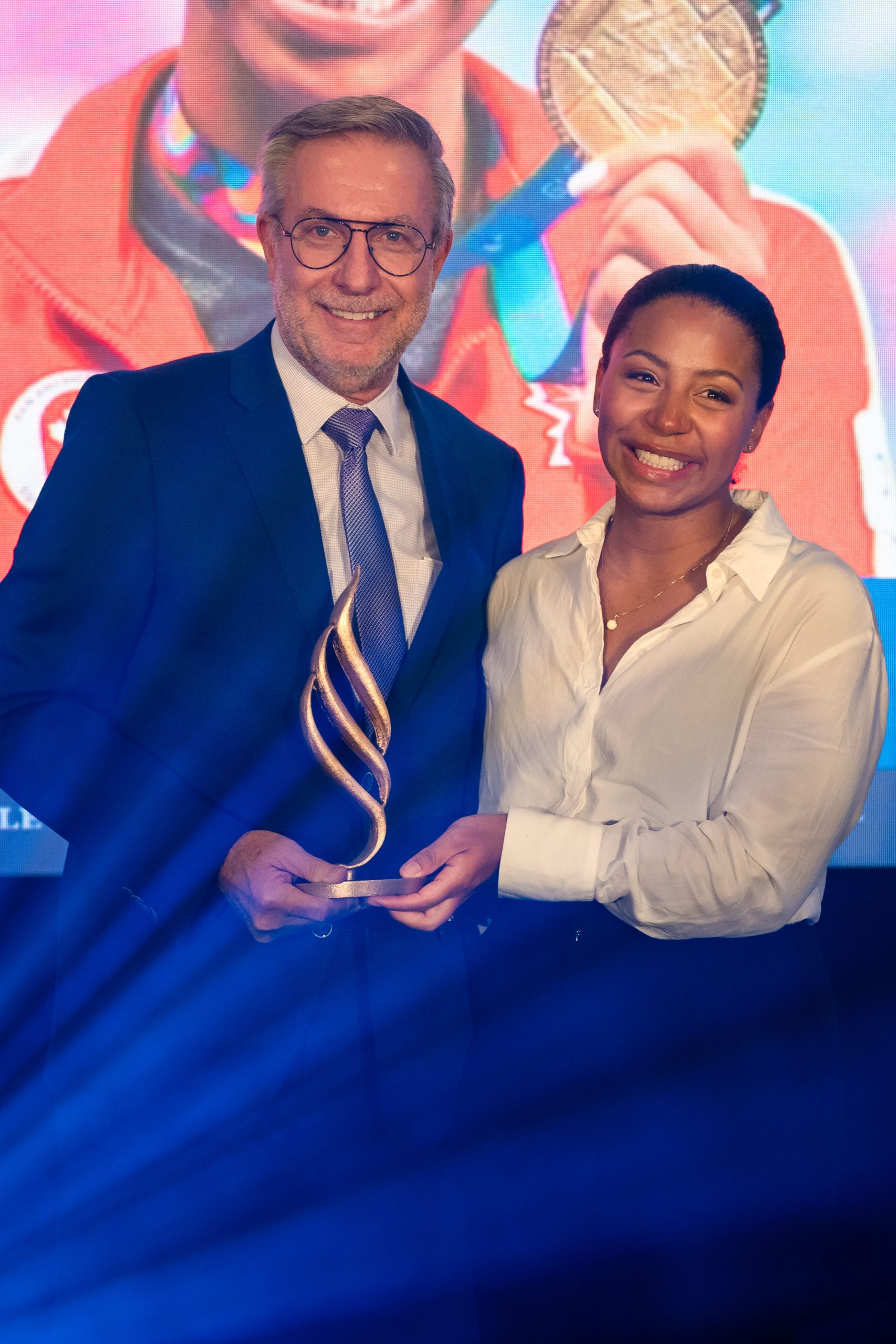 Jennifer Abel a reçu le trophée symbolisant son intronisation au Temple de la renommée du Panthéon des sports du Québec des mains de Charles Perreault, directeur général du Réseau des sports. (Photo gracieuseté)