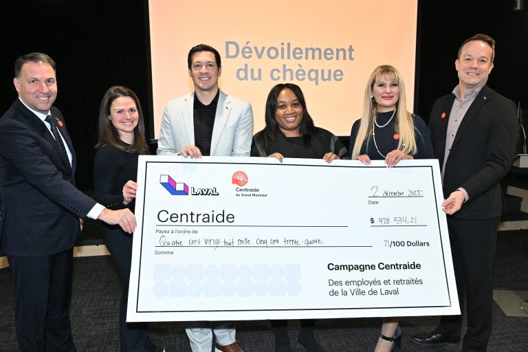 La Ville de Laval remet un montant record à Centraide Benoit Collette, Maud Doualan, Stéphane Boyer, Tania Fonrose, Aline Dib, Mathieu Monfet posent avec le chèque symbolique illustrant le don record de 428 534$ de la Ville de Laval à Centraide du Grand Montréal. (Photo gracieuseté – Martin Alarie)