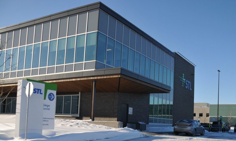 Un budget de 198,7 M$ pour la STL en 2026 La Société de transport de Laval (STL) a ses quartiers généraux au 2250, avenue Francis-Hugues, angle Cunard, dans le parc industriel centre. (Photo 2M.Media – Archives)