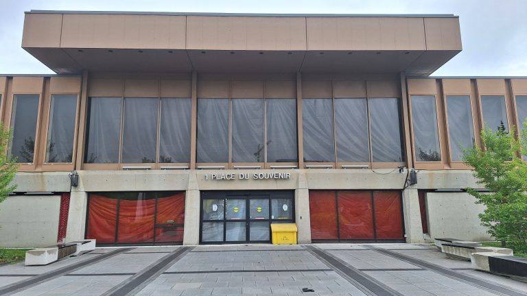 Hôtel de ville : Magil Construction décroche le contrat pour 51,3 M$ Les travaux de rénovation et d'agrandissement de l'hôtel de ville de Laval, au 1, place du Souvenir débutent ce mois-ci.