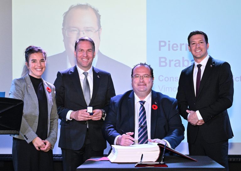 Pierre Brabant à la présidence de la STL; Sylvain Yelle nommé au C.A. Pierre Brabant lors de la cérémonie d’assermentation du 9 novembre qui marquait le début de son 2e mandat à titre de conseiller de Vimont. Il est entouré de la greffière et présidente du Bureau d’élection de Laval, Me Marie-Christine Lefebvre, du directeur général de la Ville, Benoît Collette, et du maire Stéphane Boyer.