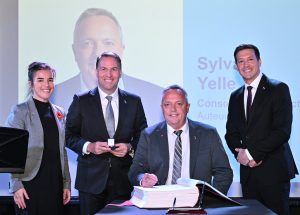 Sylvain Yelle à son assermentation comme nouveau conseiller municipal dans le district Auteuil, le 9 novembre dernier. (Photo gracieuseté – Martin Alarie/Ville de Laval)