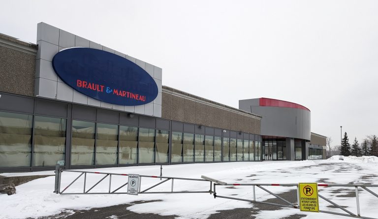 Quatre ans après sa fermeture, le bâtiment qui a longtemps abrité le commerce Brault & Martineau à l’angle des boulevards Le Corbusier et de la Concorde croulera bientôt sous le pic du démolisseur.