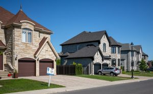 En 2025, le coût médian d’une maison unifamiliale à Laval s’élève à 601 000 $, alors que 8 maisons sur 10 trouvent preneurs pour plus d’un demi-million de dollars.