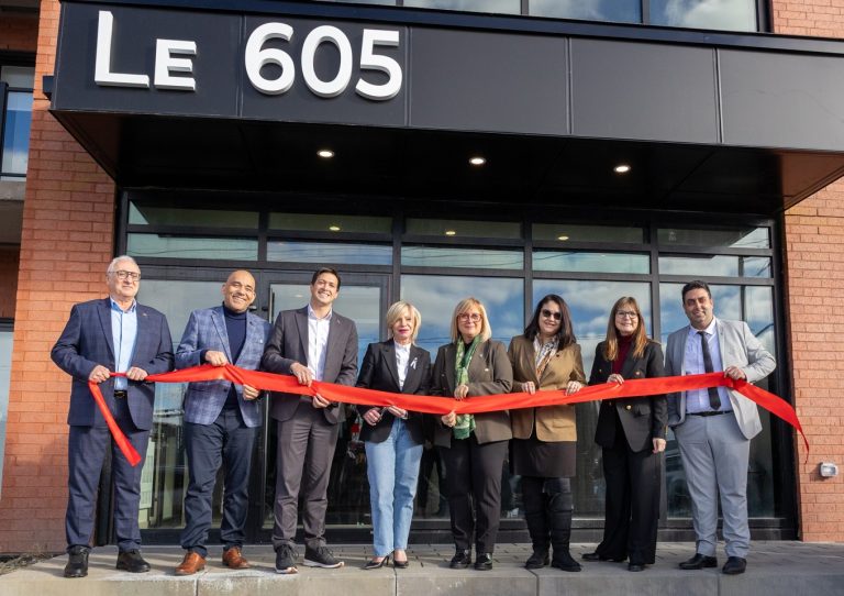 101 logements sociaux et abordables inaugurés dans Chomedey Lors de la traditionnelle coupe de ruban, dans l’ordre habituel: Mazen Houdeib, directeur général de la Société de gestion Querbes et du groupe de ressources techniques Le ROMEL, Christopher Skeete, ministre responsable de la région de Laval, Stéphane Boyer, maire de Laval, Caroline Proulx, ministre responsable de l'Habitation, Annie Koutrakis, députée fédérale de Vimy et secrétaire parlementaire de la ministre de l'Emploi et des Familles, Céline Haytayan, députée provinciale de Laval-des-Rapides, Josée Lagacé, vice-présidente aux communications et marketing au Fonds immobilier de solidarité FTQ, et Ray Khalil, vice-président du comité exécutif et élu responsable du développement du territoire à Laval.