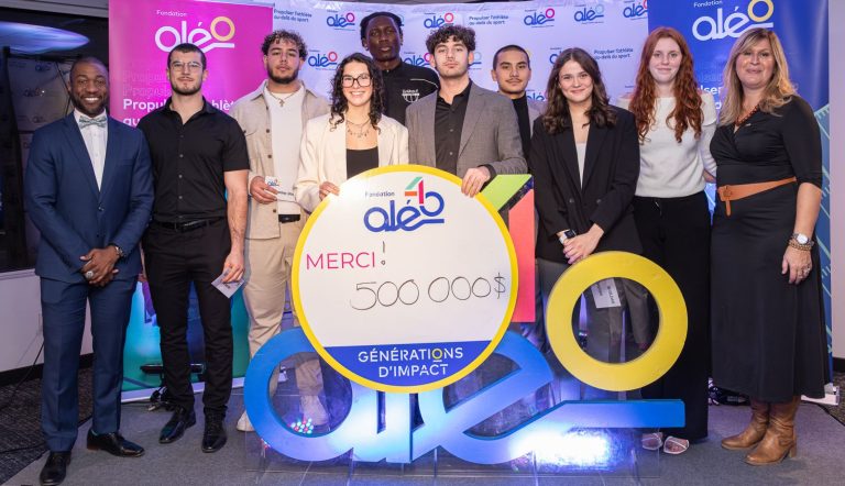 Quelques-uns des récipiendaires 2025-2026 de bourses collégiales et universitaires en compagnie de Danny Desriveaux, ancien joueur professionnel de football, conseiller financier et donateur du programme Donnez au suivant, et Patricia Demers, directrice générale de la Fondation Aléo. (Photo gracieuseté - Nathan Brunet)