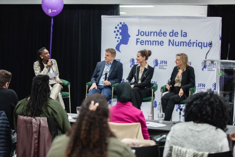 Première Journée de la Femme Numérique à Laval Plusieurs événements étaient au programme de la Journée de la Femme Numérique, comme des panels de discussions. (Photo gracieuseté)