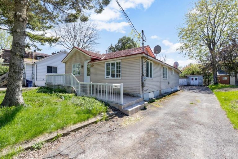 Maison en vente située au 1082, 30e Avenue, à Laval. (Capture d'écran - Centris)