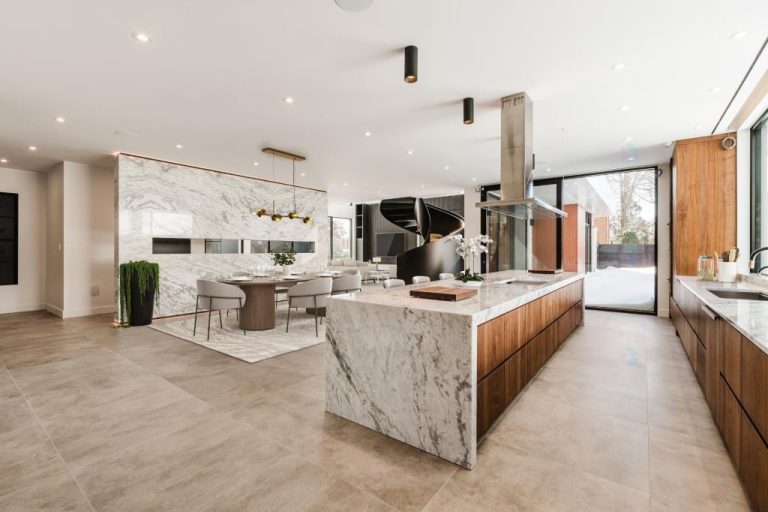 Intérieur de la maison actuelle en vente au prix le plus élevé à Laval. Elle est située au 1520, Croissant de l'Isle-Maligne, dans Duvernay. (Capture d'écran - Centris)