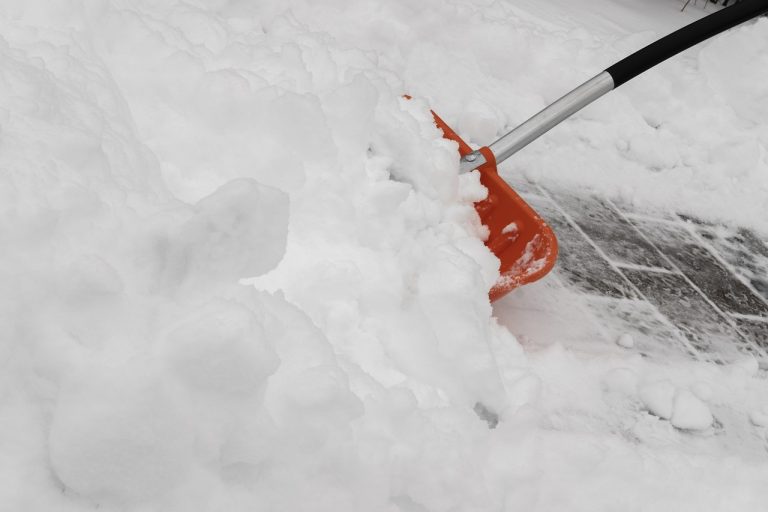 10 conseils pour pelleter sans se blesser L’Association des chiropraticiens du Québec donne 10 conseils de pelletage pour un déneigement sans blessure ni accident. (image libre de droits)