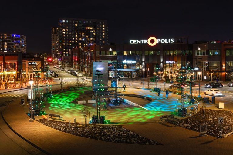 Une expérience lumineuse et sonore est visible à la place centrale de Centropolis, à Laval, tous les jours dès la tombée de la nuit, jusqu’au 31 mars. (photo gracieuseté - Romain Beauvois)