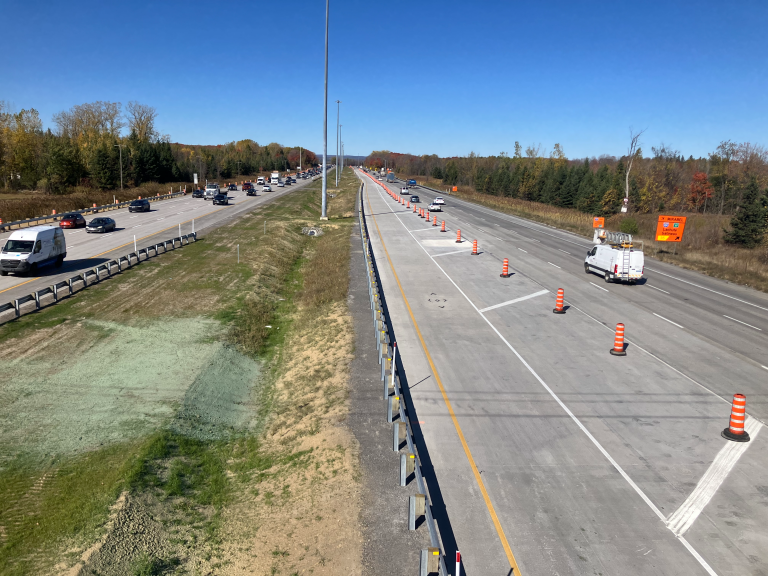Chantier d'aménagement d’une voie réservée sur l’autoroute 15, en direction nord. (Photo gracieuseté - MTMD)