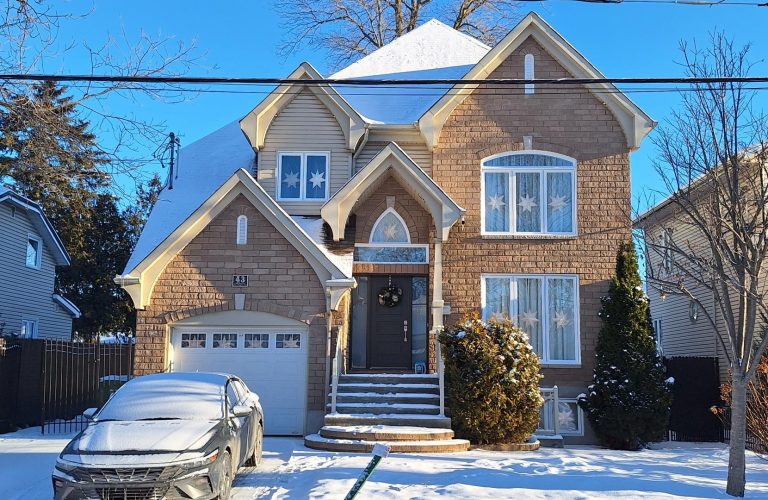 Hausse de 12 % des ventes d’unifamiliales… malgré l’inabordabilité Selon les ventes recensées dans le système Centris, la maison unifamiliale représente 62 % de toutes les transactions effectuées sur le marché de la revente à Laval en 2025, loin devant la copropriété (31 %) et les plex (7 %).