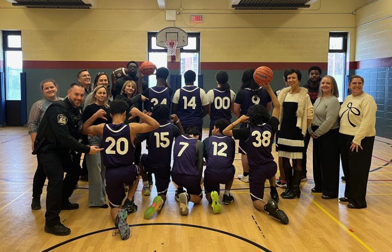 Du basketball pour rassembler et aider à la réadaptation Les joueurs des Cobras de l'école de la Mosaïque en compagnie des divers intervenants qui ont contribué à la création de l'équipe de basketball. Il s'agit de la première équipe sportive parascolaire créée par l'école. (Photo gracieuseté)