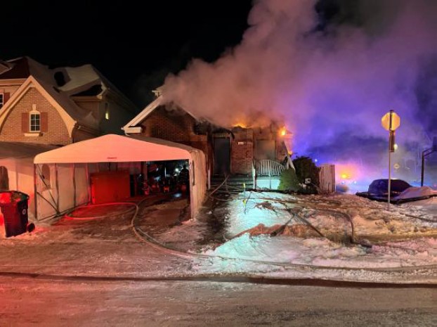 Ce feu suspect contrôlé en deux heures par les pompiers de Laval a causé des dégâts estimés à un total de quelque 400 000$, rue Edmond-Rostand, dans Chomedey. (Photo gracieuseté)