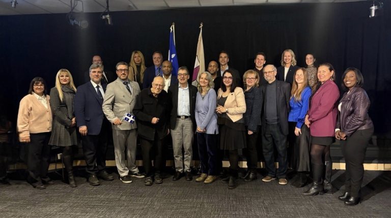 Dévoilement des citoyens d’exception de Laval par la SNQL Pour le 78e anniversaire du Fleurdelysé, la SNQL, a convié organisé une cérémonie rendant hommage au drapeau québécois et a des Citoyens d’exceptions. (Photo gracieuseté - SNQL)