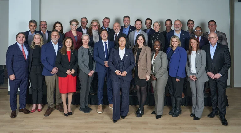 Trois élus lavallois au conseil de la CMM Au centre, la présidente de la CMM, la mairesse de Montréal, Soraya Martinez Ferrada, flanquée de Stéphane Boyer, maire de Laval, et Catherine Fournier, mairesse de Longueuil, respectivement vice-président du conseil et vice-présidente du comité exécutif de la Communauté métropolitaine de Montréal. Complètent le conseil 10 élu(e)s de la Ville de Montréal, 2 élu(e)s de l’agglomération de Montréal, 2 élues de la Ville de Laval, 3 élu(e)s de l’agglomération de Longueuil, 4 élus de la couronne Nord et 5 élu(e)s de la couronne Sud. Également sur la photo, à l’extrême gauche, le directeur général de la CMM, Massimo Iezzoni.