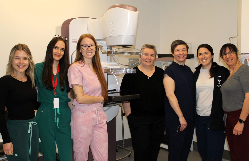 L’équipe de la clinique de l’imagerie du sein de la Cité-de-la-Santé. (Photo gracieuseté)