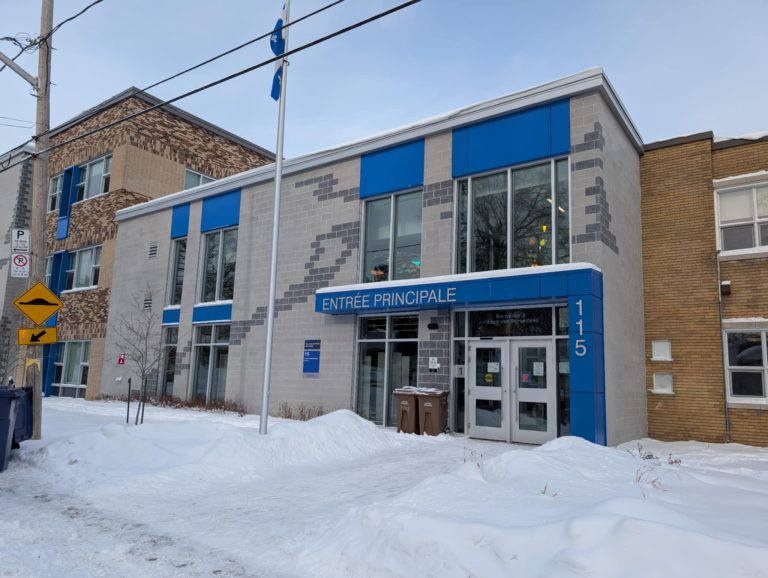 4 employés suspendus pour violence alléguée à l’école des Perséides L’école des Perséides accueille des élèves vivant avec une déficience intellectuelle dans son édifice principal (2) établi sur la rue Alexandre, à Pont-Viau. (Photo 2M.Média - Nicholas Pereira)