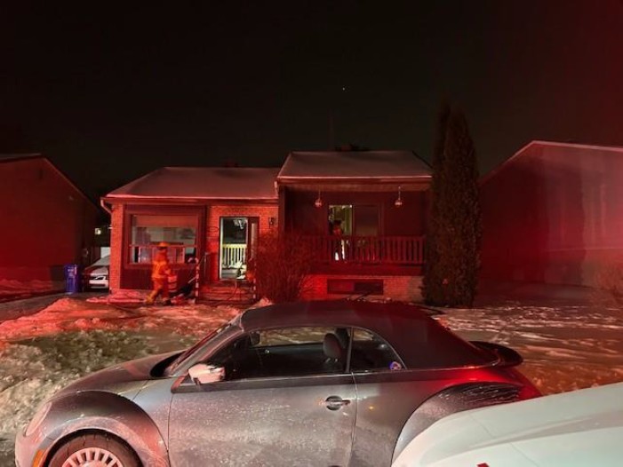 Une ou plusieurs bougies seraient à l’origine d’un feu survenu sur la rue Salvail, à Auteuil, maîtrisé par les pompiers de Laval en une dizaine de minutes, le mercredi 31 décembre. (Photo gracieuseté)
