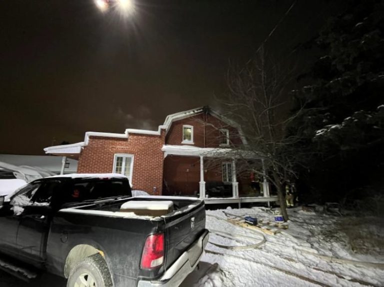 Ce premier feu dû à l’usage d’un foyer en 2026 sur l’île Jésus a lourdement endommagé une maison centenaire de Duvernay, dans la nuit du samedi 3 décembre, malgré l’action efficace des pompiers de Laval. (Photo gracieuseté)