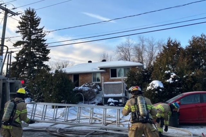 Les pompiers de Laval ont maîtrisé ce feu accidentel survenu rue Jeanne-le Ber, à Duvernay, en une quarantaine de minutes. (Photo gracieuseté)