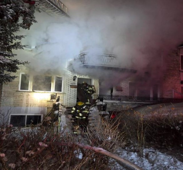 Les pompiers de Laval ont contrôlé ce feu de cuisine survenu sur la 7e Rue, à Chomedey, en plus de trois heures dans le froid polaire de l’hiver actuel, (Photo gracieuseté)