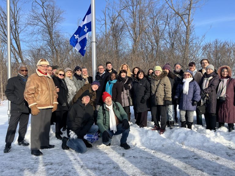 Lever du drapeau pour la fête du fleurdelisé à Laval Une cérémonie officielle de lever du drapeau fleurdelisé s’est déroulée le 21 février en face du Complexe aquatique de Laval. (Photo 2M.Media – Lucie Parmentier)