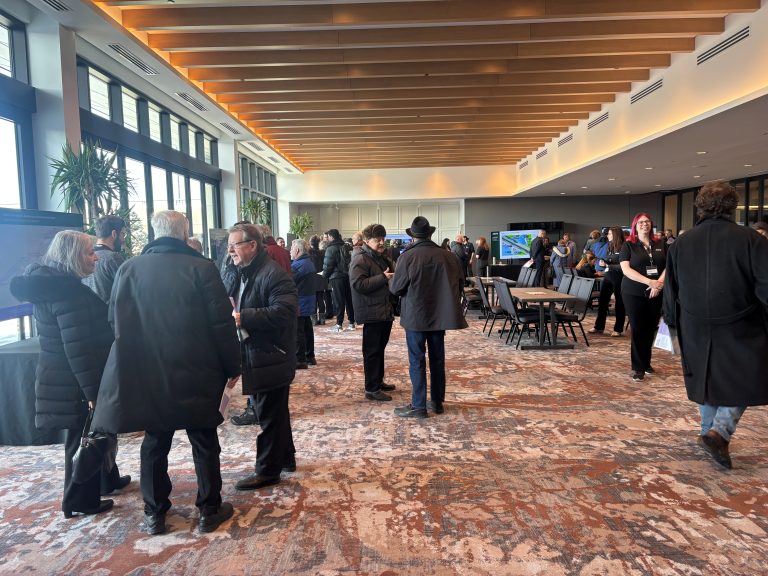 Le 28 janvier, les citoyens sont venus en grand nombre pour s’informer et s’exprimer sur le futur TGV dont le premier tronçon devrait passer par Laval d’ici 2037 (Photo 2M.Media)