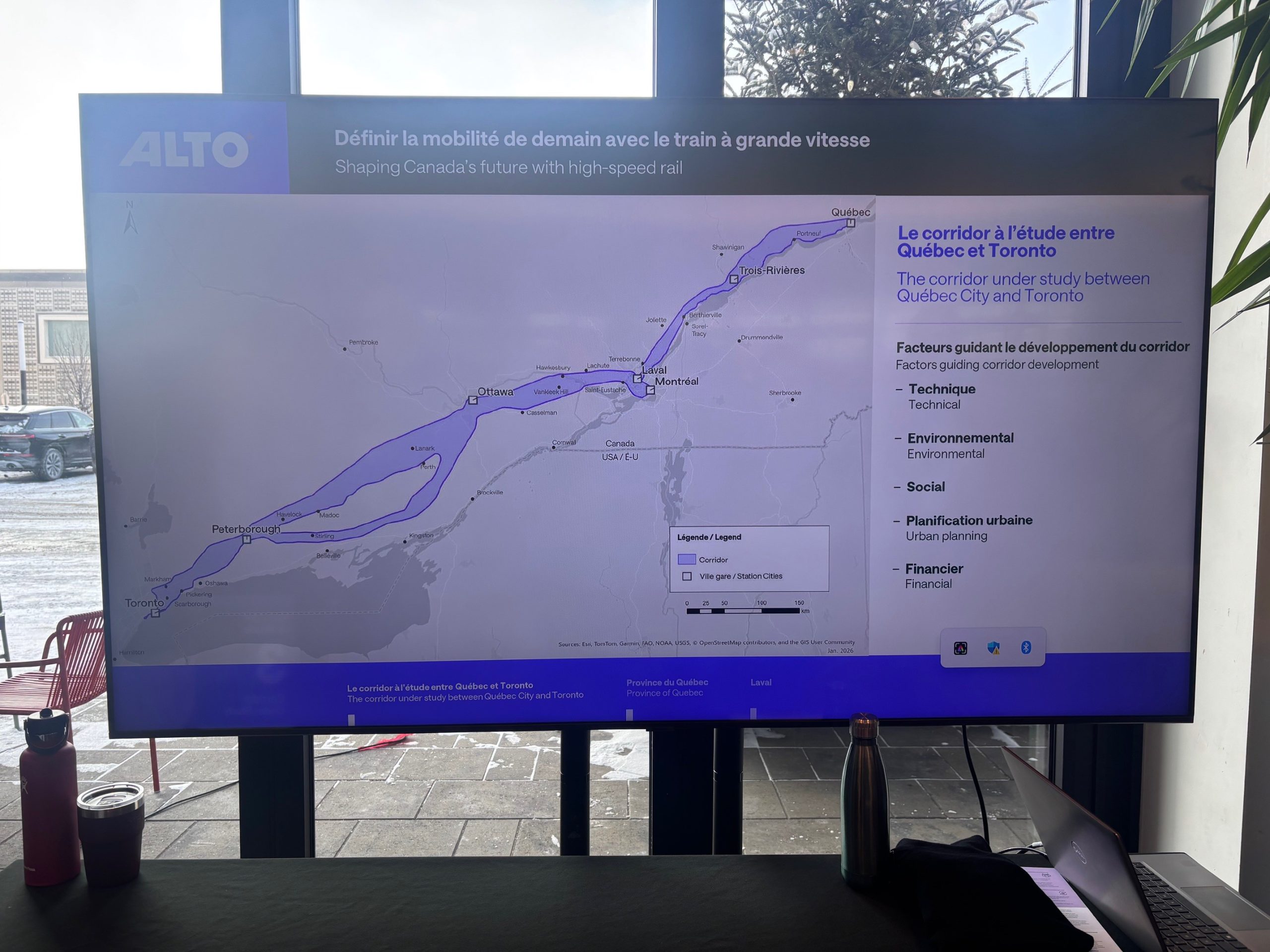 Parmi les huit stations d’information prévues par Alto, celle s’attardant au futur corridor emprunté par le TGV Toronto-Québec en sol lavallois était certes l’une des plus populaires. (Photo 2M.Media)